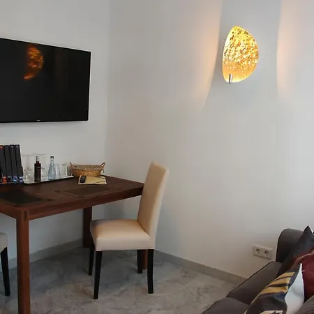 Отель Schmales Haus 2*