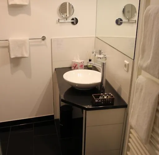 Hotel Schmales Haus 2*